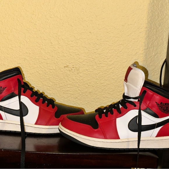 Size 10 Jordan 1 mid Chicago black toe - Picture 3 of 7